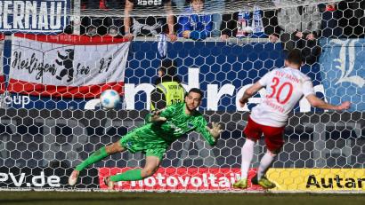 Bild: Armin Weigel
Christian Kühlwetter vom SSV Jahn verwandelt den Foulelfmeter gegen Marius Gersbeck zum 1:0.