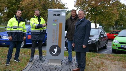 Archivbild: prbr
Der Ausbau der E-Ladesäulen ist eines der Vorbildprojekte in der Metropolregion. Hier nehmen Service-Techniker Roni Höning, Netzmeister Tobias Schwägerl, der Leiter der Stadwerke Tirschenreuth, Thomas Kraus, und Bürgermeister Franz Stahl eine E-Ladesäule am ZOB in Tirschenreuth in Betrieb.