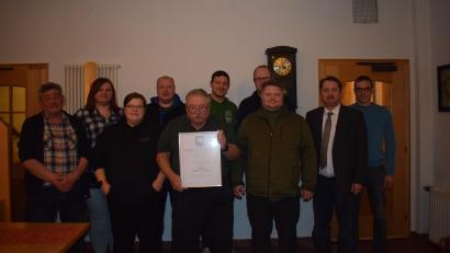 Bild: bnr
Der neugewählte Vorstand des Fischereivereins Trausnitz mit (von links) Sigi Beer, Elena Reindl, Stefanie Spreda, Normen Spreda, Ehrenvorsitzendem Peter Babl, Fabian Dirnberger, dem neuen Vorsitzenden Sascha Reindl, Toni Hocke, Wahlleiter Bürgermeister Reinhard Schwarz und Thomas Prüll.