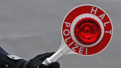 Bild: Matthias Hiekel/dpa-Zentralbild/dpa
Die Polizei hat einem angetrunkenen jungen Mann die Autoschlüssel abgenommen.