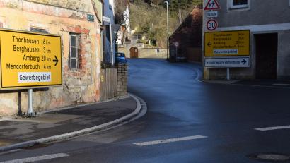 Bild: bö
Ein Kraftakt. Die großen Projekte der vergangenen Jahre war die Sanierung der Gemeindeverbindungsstraßen, so wie hier die Menndorferbucher Straße. Etwa 27 Kilometer wurden erneuert oder mit neuen Tragdeckschichten versehen.