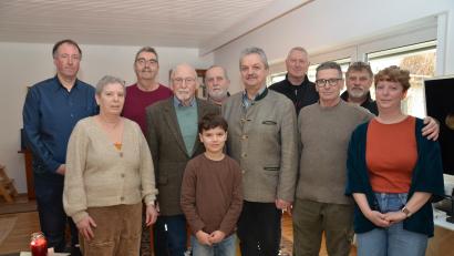Bild: dob
Horst Frötschl (Vierter von links) feiert 90. Geburtstag. Bürgermeister Andreas Wutzlhofer (Fünfter von rechts) hat seit seiner Kindheit engen Kontakt zu dem Kommunalpolitiker, der bis heute überaus geschätzt wird.