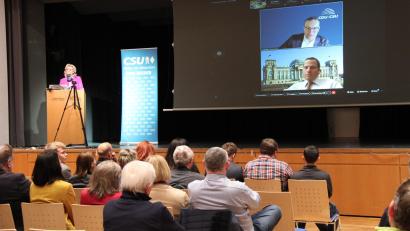 Bild: prh
Jens Spahn und Albert Rupprecht sind beim Neustädter Wirtschaftsgespräch aufgrund der aktuellen politischen Ereignisse am Freitag nur per Videokonferenz aus Berlin zugeschaltet. Die Moderation übernimmt die stellvertretende Vorsitzende im CSU-Kreisverband Neustadt, Andrea Lang.