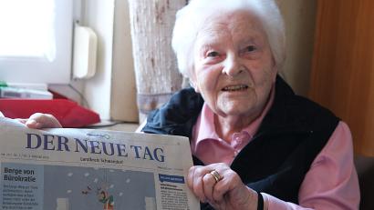 Bild: Hirsch
Maria Lacher hat seit 1949 den "Neuen Tag" abonniert. Auch an ihrem 100. Geburtstag liegt die aktuelle Ausgabe auf dem Küchentisch.