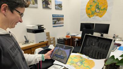 Bild: pz
Der Museumskoffer soll dabei helfen, dass die Zisterzienser-Klosterlandschaften bei Kindern und Jugendlichen mehr ins Bewusstsein rücken. Im Bild Projektmanagerin Martina Zanner mit einem der drei Tablets im Set und der Karte für den Einsatz in Schulen und Kindergärten.