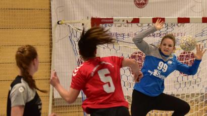 Bild: gud
Torfrau Marie Fichtinger (rechts/Szene aus dem Spiel gegen Nabburg/Schwarzenfeld) war beim Sieg bei der SG Helmbrechts ein wichtiger Rückhalt.