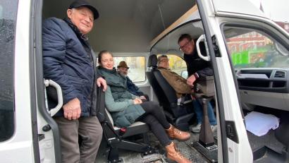 Bild: cv
Andreas Wirnshofer (links) verabschiedet sich als Bürgerbusfahrer, Dieter Ostermair (rechts) kommt neu hinzu. Am Mittwoch bringt Fahrer Rainer Bauer einen Fahrgast zur Norma.