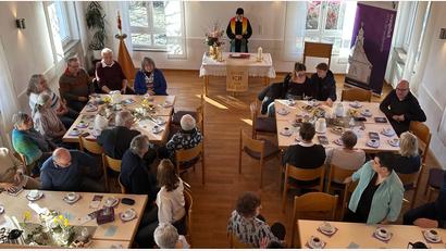 Bild: hdk
Den Cappucino-Gottesdienst der evangelischen Kirchengemeinde Ammersricht-Hirschau zelebriert im evangelischen Gemeindehaus in Hirschau die Dekanin Ulrike Dittmar.