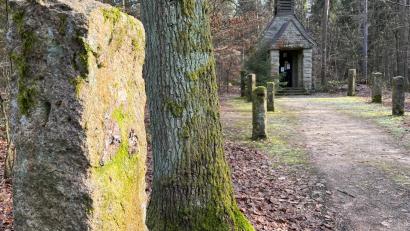 Bild: Gabi Schönberger
An sechs Säulen des Kreuzwegs zur Kapelle zur Heiligen Staude haben Unbekannte die Bronzereliefs entwendet. Nun ermittelt die Polizei.