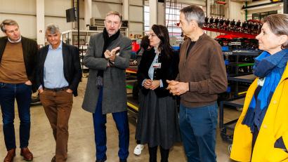 Bild: Hösamer
Austausch in einer Horsch-Produktionshalle: Theodor Leeb, Michael Horsch, Günther Felßner, Martina Englhardt-Kopf, Philipp Horsch und Cornelia Horsch besprechen aktuelle Themen.
