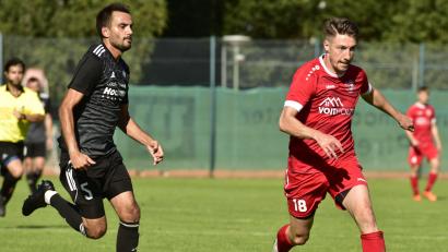 Bild: mhs
André Klahn (rechts) im Vorwärtsgang: Der Spielertrainer des TSV Tännesberg hat seinen Vertrag um ein weiteres Jahr verlängert.