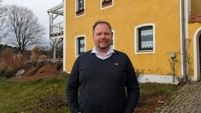 Bild: pz
Für die Freien Wähler will Hubert Schicker in den Bundestag einziehen, hier vor seinem Anwesen in Pechtnersreuth bei Waldsassen.