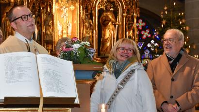 Bild: Petra Hartl
Pfarrer Thomas Helm dankte Josef Beer, dem ehemaligen Kirchenpfleger von St. Martin, für sein herausragendes Engagement. Dafür überreichte er ihm nach dem Sonntagsgottesdienst in der Basilika die Bischof-Johann-Michael-von-Sailer-Medaille. Mit auf dem Bild: Beers Ehefrau Brigitte.