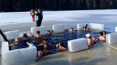 Bild: Sophia Goldner/fph
Ein paar Minuten halten es die Eisbader im kalten Wasser schon aus.