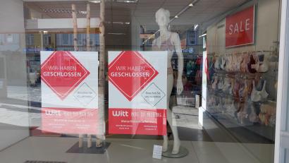 Bild: Thomas Scharnagl/fph
Ein Blick ins Schaufenster der Witt-Weiden-Filiale in Hof.