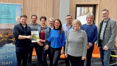Bild: Tobias Reitmeier/exb
Bei der Vorstellung des neuen VHS-Programms im Schwarzenfelder Rathaus (von links): Peter Neumeier, Michael Singer, Tanja Ficht, Carolin Schmuck, Martina Grim, Michael Hösl, Erna Koller, Armin Karg und Hans Prechtl.