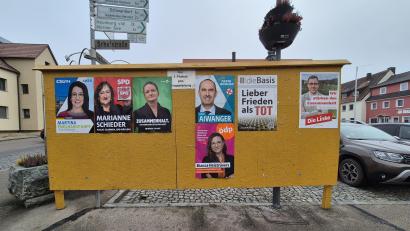 Bild: Hösamer
Die Bundestagswahl ist für den 23. Februar terminiert. Die Werbe-Aktionen der Parteien laufen längst. In Wackersdorf stehen zentrale Plakatwände, wie hier vor dem Rathaus. Ansonsten ist das Plakatieren nicht erlaubt.