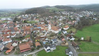Bild: bey
Mit dem Erlass der Sanierungssatzung "Ortskern" Luhe hat der Markt Luhe-Wildenau einen wichtigen Schritt zur Städtebausanierung gemacht.