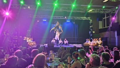 Bild: vsr
Mit spektakulären Hebefiguren beim Showtanz "Frankensteins Monster" begeisterte die Prinzengarte des TSV Reuth das Publikum bei der ersten Prunksitzung des Vereins.
