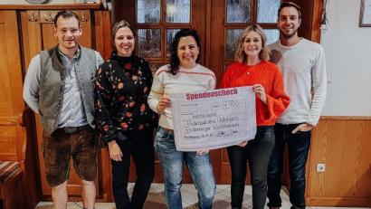Bild: Neiß
Die Aktion Wünschebaum ist ein voller Erfolg (von links): Johannes Dotzler, Isabell Dotzler, Christina Neiß vom Kinderpalliativteam Ostbayern, Ramona Freller und Alexander Freller.
