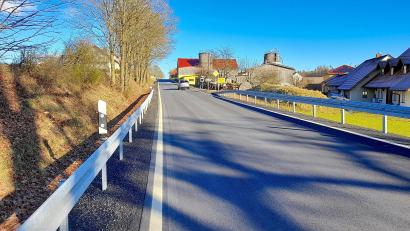 Bild: bsc
Viel zu schnell wird nach Meinung vieler Voitenthaner Dorfbewohner seit Erneuerung der Staatsstraße auf die Kuppe in der Ortsmitte (im Bild aus Richtung Friedenfels) zugefahren. Blitzer sah man deshalb in der Ortsteilversammlung als geeignetes Mittel, um künftig für eine angepasste Geschwindigkeit zu sorgen.