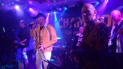 Bild: Kunz
Die Queen-Tribute-Band „The Champions" bei ihrer Premiere auf der „Live Stage" im „Parapluie".
