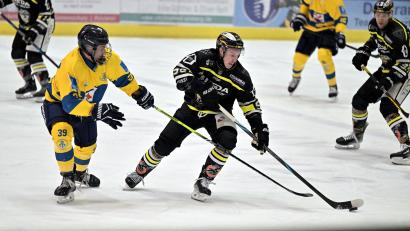 Archivbild: Hubert Ziegler
Für Brendan Walkom (rechts) und den ERSC Amberg beginnt am Freitag die Abstiegsrunde in der Eishockey-Bayernliga.