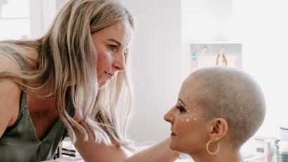 Bild: Vanessa Weber Meraki Photografie &amp; Atelier 
Extravagant und glamourös: In der Hand eines Profis verwandelt sich Susi Honig in ein Model.