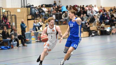 Bild: Tobias Schwarzmeier
Sebastian Fritsch (am Ball) verletzte sich gegen Bayreuth nach einem Zweikampf an der Schulter. Ihm droht das Saisonaus.