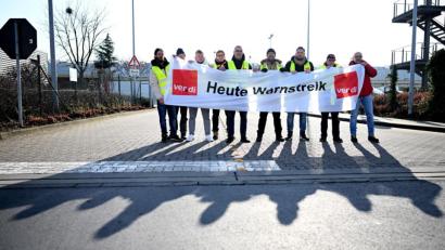 Bild: Federico Gambarini/dpa
Warnstreikende am Kölner Briefzentrum.