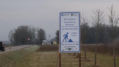 Bild: Simon Rothfischer
Latten und Holzpfähle tragen das Schild für die "Bier-Pipeline". Es steht an der Landstraße zwischen Geisling und Sengkofen.