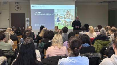 Bild: Mirjam Kiener/exb
Zahlreiche Interessierte informieren sich im Landratsamt über die aktuellen Anforderungen und sicherheitsrelevante Aspekte in Kindertageseinrichtungen.