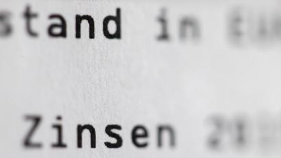 Bild: Daniel Karmann/dpa
Für Guthaben Zinsen zahlen statt bekommen - Bundesrichter prüfen die Rechtmäßigkeit. (Illustration)