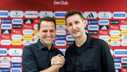 Bild: Daniel Karmann/dpa
Sportvorstand Joti Chatzialexiou (l) begründet die Transfer-Entscheidungen.