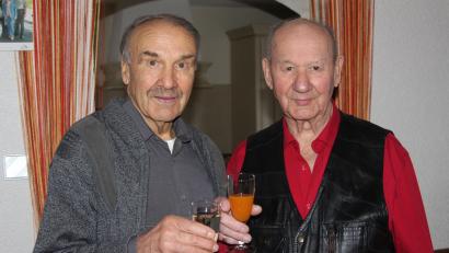Bild: wro
Helmut und Klaus Effenberger (von links) sind Zwillinge. Den 80. Doppelgeburtstag feierten sie am Kreuzberg in Wiesau, wo sie zwar nicht zur Welt gekommen, aber groß geworden sind.