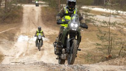Bild: Wolfgang Steinbacher
Am Standortübungsplatz in Kümmersbruck nahe der Schweppermannkaserne gibt es einen Motorrad-Parcours – perfekte Bedingungen, um mit der nagelneuen Yamaha Ténéré als neuer Geländemaschine für Kradmelder der Bundeswehr zu trainieren.
