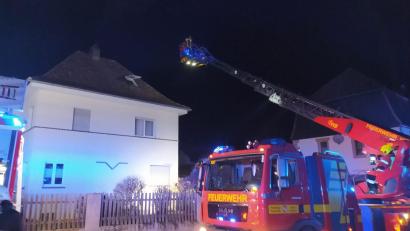 Bild: FFW Schnaittenbach
Die Drehleiter der Feuerwehr Hirschau rückte zum Kaminbrand in Schnaittenbach aus