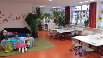 Bild: fla
Derzeit essen die Kinder der Mittagsbetreuung in dem Raum, in dem sie auch ihre "Freispielzeit" verbringen. Wenn die Betreuungsquote steigt, wird dieser Raum zum Essen zu klein - die geplante Mensa also dringend benötigt!