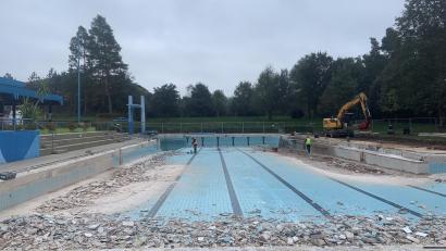 Archivbild: Stefanie Roth
Die Fliesen im Waldbad Grafenwöhr werden durch Edelstahl ersetzt. So ist es auch in Illschwang geplant.