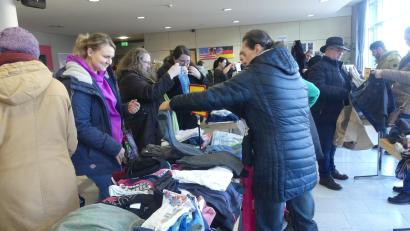 Bild: rn
Die Besucher stürzen sich auf Kinderkleidung, die auf langen Tischreihen sortiert liegt.