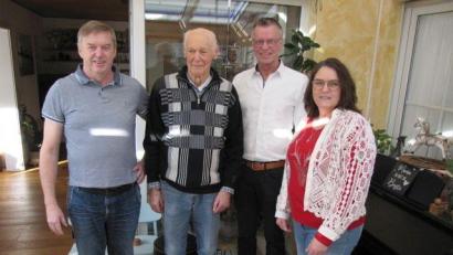 Bild: fg
Bürgermeister Hermann Falk (Zweiter von rechts) gratuliert Martin Lederer (Zweiter von links) zum 90.Geburtstag. Mit dabei sein Neffe Peter Hofmann mit Frau Isabella, bei denen der Jubilar wohnt.