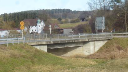 Bild: mad
Die Murachbrücke – das Bild zeigt sie von Westen Richtung Uckersdorf – muss erneuert werden. Die Maßnahme ist mit Umfahrungen und Umleitungen verbunden.