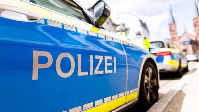 Symbolbild: Philipp von Ditfurth/dpa
Die Polizei sucht ein Trio, dass am Montagmorgen in Konnersreuth eine Frau überfallen und deren Handtasche mitgenommen hat.