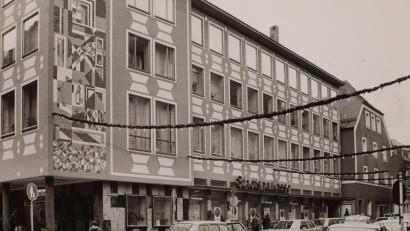 Archivbild: Richard Heider
Ein heute ungewohnter Anblick: die Fassade der ehemalige Stadtsparkasse an der Herrnstraße in Amberg.