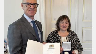 Bild: Regierung der Oberpfalz/Schmied/exb
Regierungspräsident Walter Jonas überreicht Marianne Schieder die Kommunale
Verdienstmedaille in Silber.