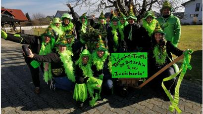 Bild: gz
In der Faschingszeit unterwegs sind die "Zweicherler" vom Tannenhof mit ihrem Security "d´Dotsch´n".