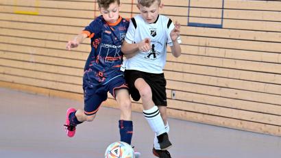 Symbolbild: Hubert Ziegler
Kampf um den Ball: Am Wochenende werden in Vilseck die Hallenfußball-Landkreismeister in fünf verschiedenen Altersklassen ausgespielt.