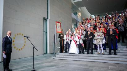 Bild: Kay Nietfeld/dpa
Gibt beim  Empfang der Karnevalisten einen Reim zum Besten: Kanzler Scholz.