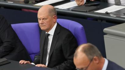 Bild: Kay Nietfeld/dpa
„Er hat sich verzockt, aber viel schlimmer ist, dass er gezockt hat“, sagte der SPD-Kanzler, Olaf Scholz, über das Vorgehen von Unionskanzlerkandidat Friedrich Merz (CDU). (Archivbild)