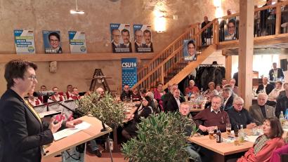 Bild: pop
Bundestagsabgeordnete Susanne Hierl (links) versichert beim Neujahrsempfang des CSU-Kreisverbands Amberg-Sulzbach, dass CSU und CDU nicht mit der AfD zusammenarbeiten werden.